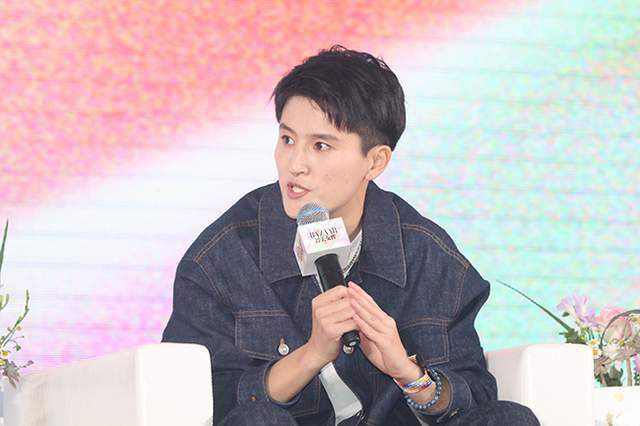 粉色沙发的色女发情